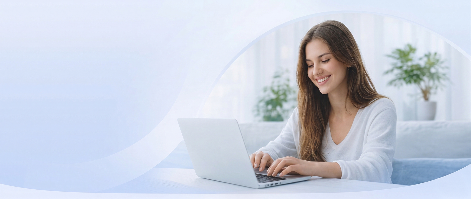 Frau am Laptop beim Kirchenaustritt online beantragen